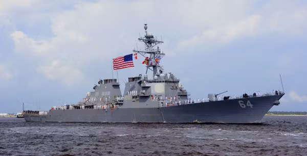 Theo Hải quân Mỹ, khu trục hạm USS Carney của nước này được điều động đến Biển Đen là nhằm "tăng cường sự ổn định an ninh hàng hải trong khu vực" cũng như "duy trì sự hiện diện của hải quân NATO tại Biển Đen". Nguồn ảnh: Fleet.