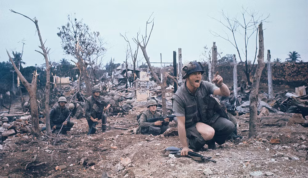 Trước đó, người dân nước Mỹ chỉ biết tới chiến tranh Việt Nam qua những bài báo, những đoạn phim tài liệu được "định hướng" một cách khéo léo khiến người dân Mỹ vẫn tin rằng cuộc chiến Việt Nam chỉ đơn giản là một chuyến "du lịch tới miền rừng rậm nhiệt đới", đúng như lời các sỹ quan tuyên truyền của Mỹ "quảng cáo" khi họ chiêu mộ thanh niên Mỹ gia nhập quân đội để tham chiến ở Việt Nam. Nguồn ảnh: History.