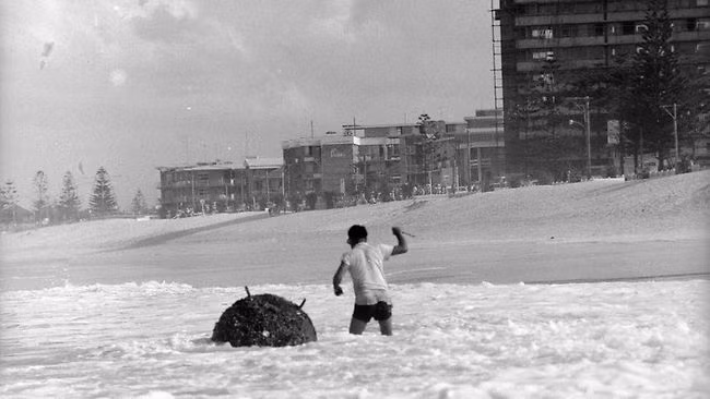 Một quả ngư lôi rỉ sét trôi dạt vào bờ. Nguồn ảnh: Index.