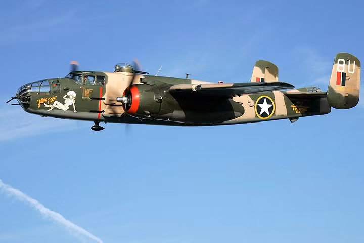 Hình ảnh máy bay ném bom B-25 giữa trời xanh.