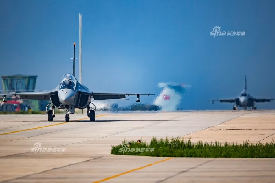 Máy bay Hondu L-15 đang có tổng cộng 2 phiên bản là loại L-15 và L-15B, trong đó, phiên bản Hongdu L-15B được trang bị động cơ hiện đại hơn với khả năng đốt sau giúp tăng tốc độ của chiếc phi cơ này lên tối đa. Nguồn ảnh: Sina.