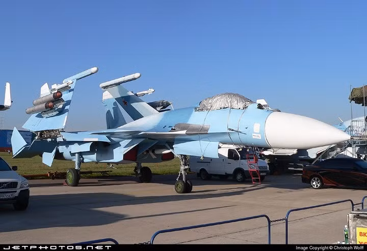 Su-33 cất cánh lần đầu tiên vào tháng 5/1985 và bắt đầu phục vụ trong Hải quân Nga vào năm 1994. Ảnh: Jetphotos.