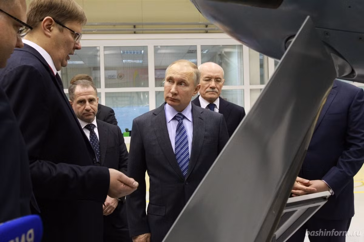 Theo đó, với việc "tự lực" cộng với phát triển nền tảng vững chắc sẵn có công nghiệp hàng không Nga hoàn toàn có thể trở lại thời kỳ hoàng kim của mình mà không cần tới "bên ngoài". Bên trong nhà máy là các hệ thống dây chuyền sản xuất cực kỳ hiện đại và nhiều động cơ mẫu được trưng bày ngay tại sảnh. Nguồn ảnh: Bashinform.