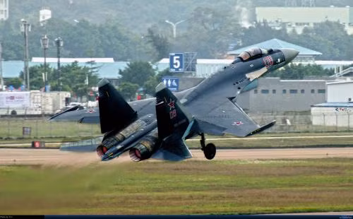 Lực lượng máy bay chiến đấu trong biên chế của không quân Trung Quốc đông nhất vẫn là loại chiến đấu cơ J-7 do Trung Quốc sản xuất dựa trên mẫu MiG-21 của Liên Xô. Tuy nhiên, chiến đấu cơ chủ lực của Không quân Trung Quốc phải nói tới vẫn là J-11, được Trung Quốc sản xuất dựa trên mẫu Su-27 của Liên Xô. Nguồn ảnh: Baidu.