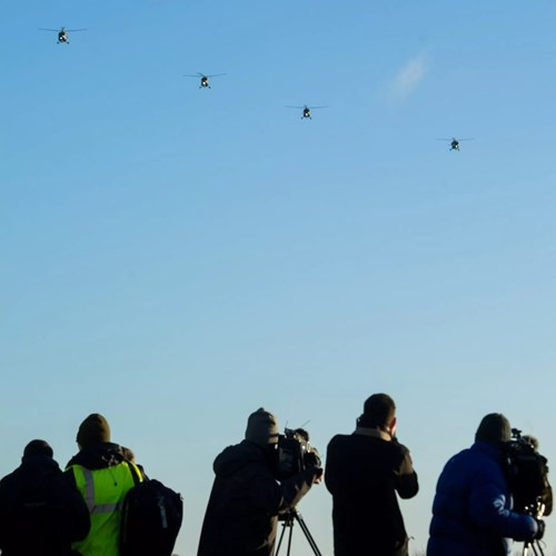 Rất nhiều phóng viên đã có mặt để ghi lại sự kiện đáng nhớ này.