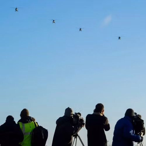 Rất nhiều phóng viên đã có mặt để ghi lại sự kiện đáng nhớ này.