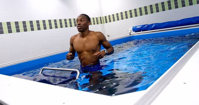 Một VĐV đang áp dụng thủy trị liệu