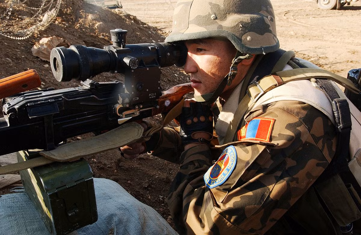 Đối trọng với khẩu trung liên M240 của Mỹ chính là khẩu trung liên PKM được sản xuất bởi Liên Xô từ năm 1969 tới tận ngày nay. Tổng cộng đã có hơn 1 triệu khẩu trung liên PKM từng được Liên Xô sản xuất và còn nhiều hơn thế nữa các khẩu PKM được sản xuất bởi các quốc gia khác. Nguồn ảnh: Wiki.