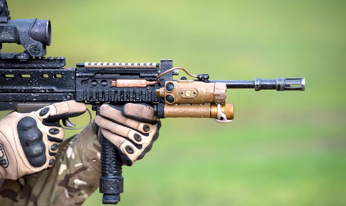 Ưu điểm của SA80 là súng có độ chính xác cao nhờ thiết kế theo kiểu bullpup và trích khí ngắn cùng thiết kế kim hỏa độc đáo. Khẩu súng này nặng khoảng 3,8 kg (rỗng) và tối đa có thể lên tới 5 kg khi lắp hộp đạn 30 viên và kính ngắm SUSAT. Nguồn ảnh: Tuby.