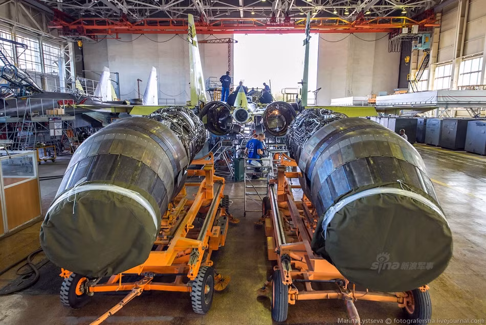 Tuy nhiên, Bắc Kinh vẫn phải mua động cơ hay các chiến đấu cơ từ Nga mà ví dụ điển hình là hợp đồng Su-35 trị giá hơn 2 tỷ USD gần đây. Nguồn ảnh: Sina.