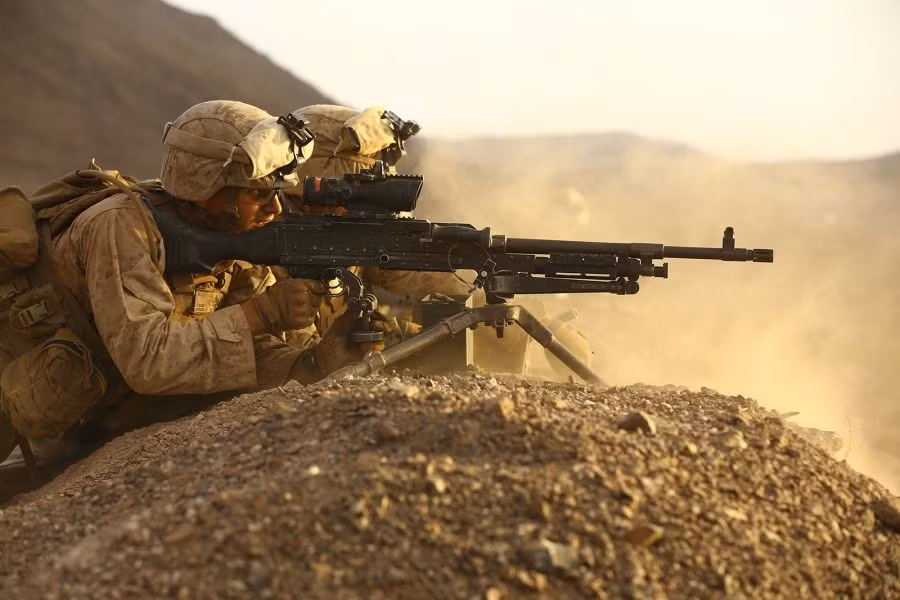 Một lính Mỹ sử dụng khẩu M240 với kính ngắm quang học có độ phóng đại 4 lần. Khẩu súng máy này rất thích hợp để tác chiến ở cự ly lớn vì nó có tầm bắn xa và độ ổn định cao nhờ chân đế của mình. Nguồn ảnh: Sina.