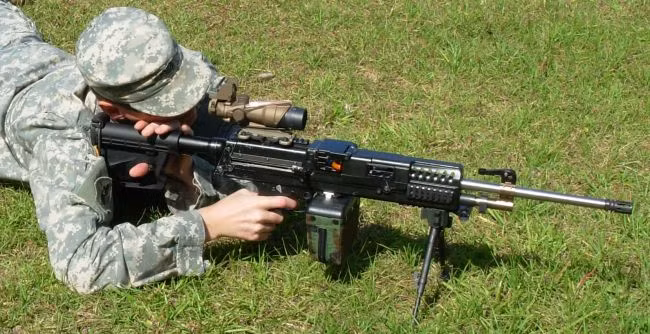 Tuy nhiên, do có nòng súng dài tới 418 mm nên gia tốc đầu đạn của LSAT lên tới 920 mét/giây. Điều này đồng nghĩa với việc tầm bắn của nó có thể lên tới 1000 mét. Kết hợp với kính ngắm phóng đại 4 lần, khẩu LSAT có thể bắn chính xác mục tiêu từ khoảng cách hàng koilomets. Nguồn ảnh: Lsat.