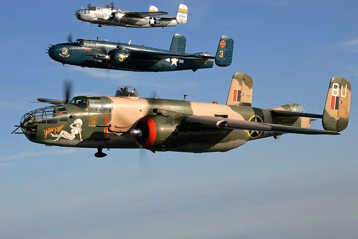 Chiếc B-25 này (dưới) được đặt cho biệt danh là “Bông hồng Vàng”.