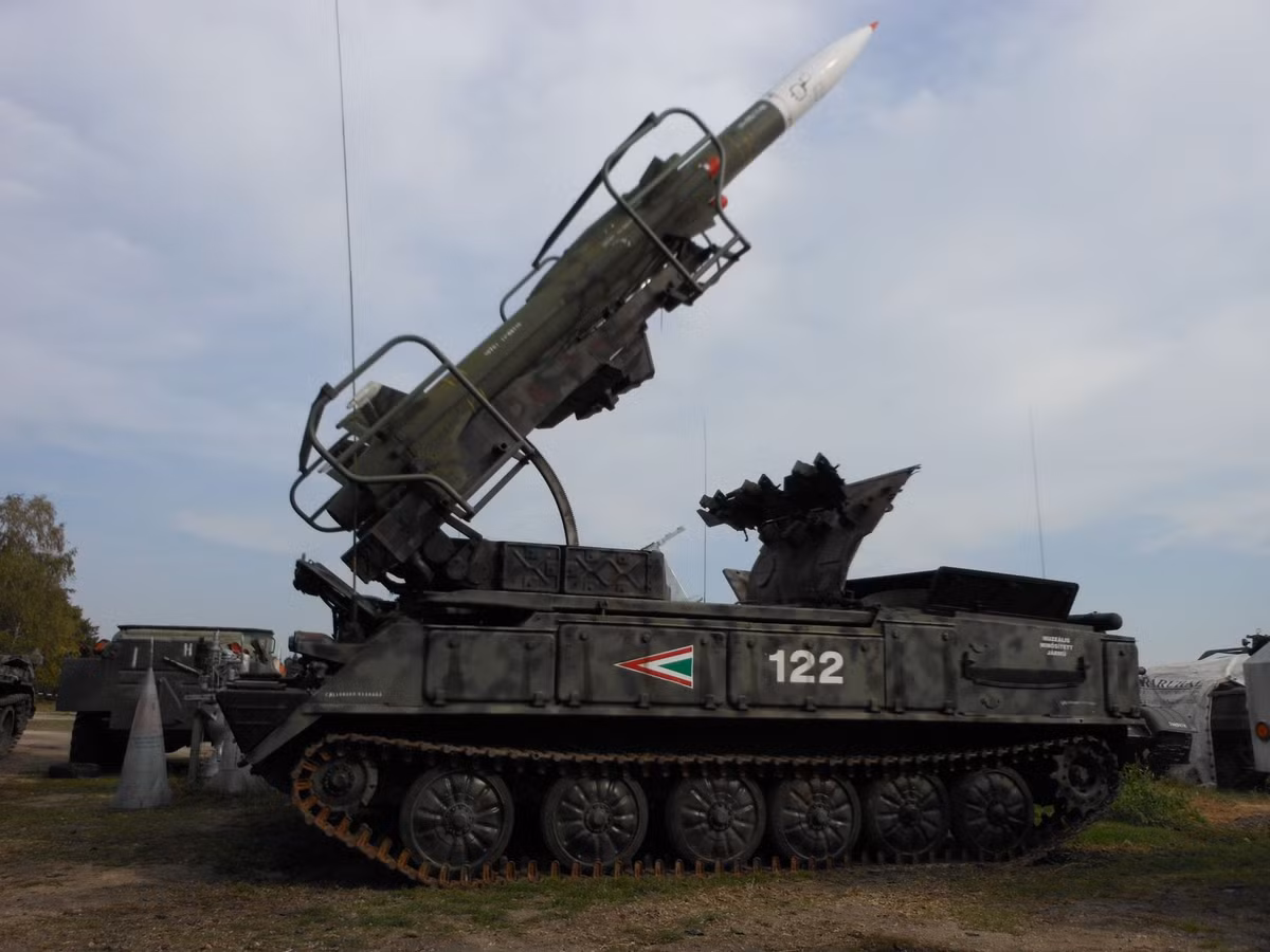 Tất cả các phiên bản Kub đều sử dụng tên lửa có trọng lượng 630 kg giống nhau. Điểm khác biệt duy nhất chỉ nằm ở tầm hoạt động và trần bay tối đa mà chúng có thể vươn tới. Nguồn ảnh: Military.