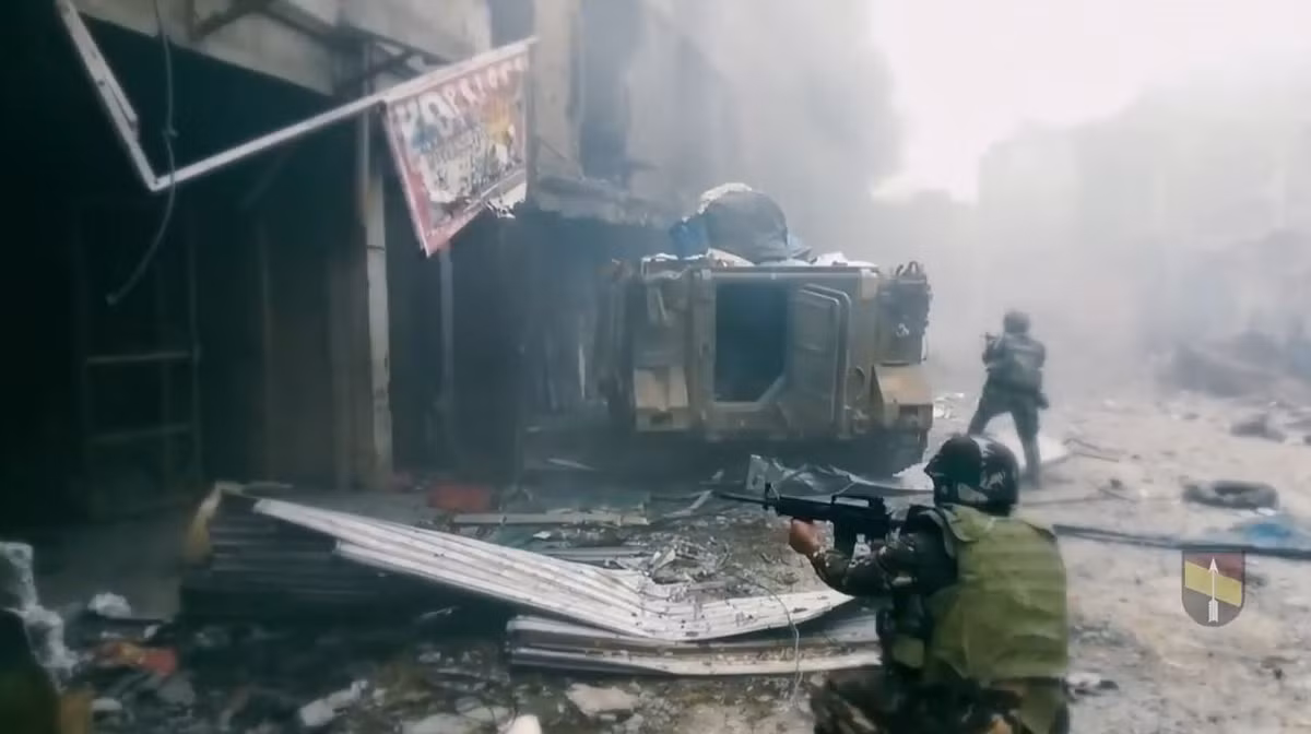 Quân đội Philippines chỉ có những xe thiết giáp chở quân với hỏa lực chính là súng máy 12.7mm. Trong cuộc chiến này, phía Philippines cũng nhận được rất nhiều sự trợ giúp về mặt vũ khí từ Mỹ và Trung Quốc.