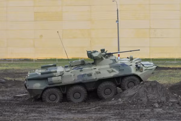 Điểm thay đổi lớn nhất của xe bọc thép chở quân BTR-82A so với BTR-80 nằm ở hỏa lực. Cụ thể, BTR-82A trang bị module tháp pháo tự động với pháo chính 30mm 2A72 ổn định toàn phần và trung liên đồng trục 7,62mm PKT. Nguồn ảnh: Armytech.