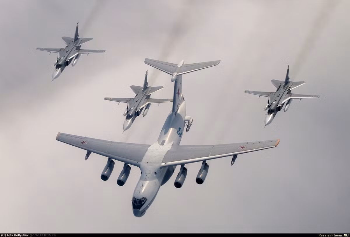 Tốc độ tối đa mà Il-78 có thể đạt được trên không vào khoảng 850 km/h, tầm hoạt động tối đa của phi cơ này vào khoảng 7300 km với đầy đủ 100 tấn nhiên liệu nó mang theo phía bên trong. Nguồn ảnh: Pinterest.