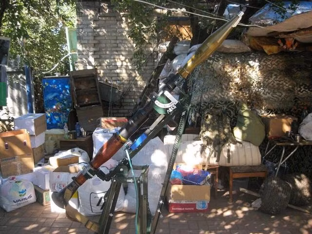 Theo đó mỗi cơ cấu phóng của hệ thống vũ khí này là một súng chống tăng RGP-7 được đặt trên một giá phóng cố định và được điều khiểu thông qua bộ điều khiển từ xa. Thậm chí chúng còn có thước ngắm để tính góc bắn. Nguồn ảnh: Sina.