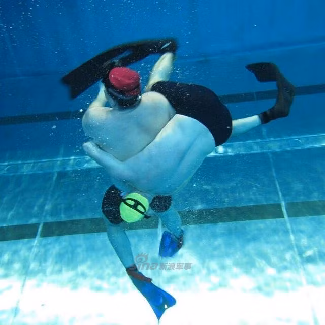 Hôm 4/1/2018 vừa rồi, dưới cái lạnh âm độ C, Hạm đội Thái Bình Dương Nga ở Vladivostok đã tổ chức giải đấu vật tự do dưới nước với sự tham gia của hơn 40 binh sĩ. Nguồn ảnh: Sina.