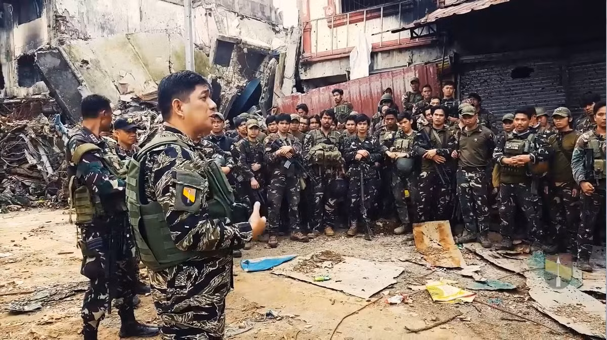 Những người lính này xứng đáng được gọi là những người hùng khi họ phải đối mặt với một lực lượng vũ trang có kiểu tác chiến bất quy ước và phải hoạt động trong địa hình đô thị cực kỳ khó tác chiến.