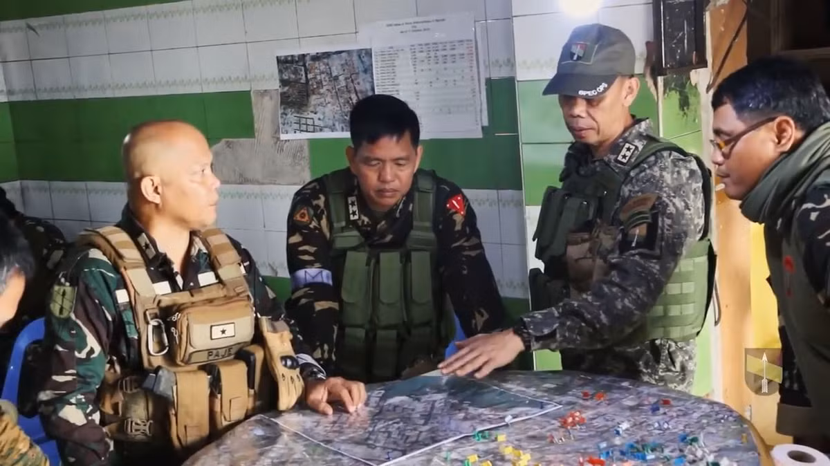 Binh lính Philippines với trang bị thiếu thốn, đa phần là vũ khí bộ binh hạng nhẹ cùng sự yểm trợ hỏa lực đường không ít ỏi đã phải giằng co, chiếm từng ngôi nhà với khủng bố IS ở Marawi trong suốt hơn 5 tháng.