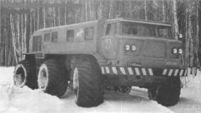 Con quái vật này thậm chí còn được thiết kế cả... lò đốt củi phía trong xe để phục vụ cho việc sưởi ấm. Thậm chí các tài xế Liên Xô còn "độ" lò đốt củi này thành lò đun nước nóng và chế thêm hẳn một buồng tắm trong xe. Nguồn ảnh: Benzima.
