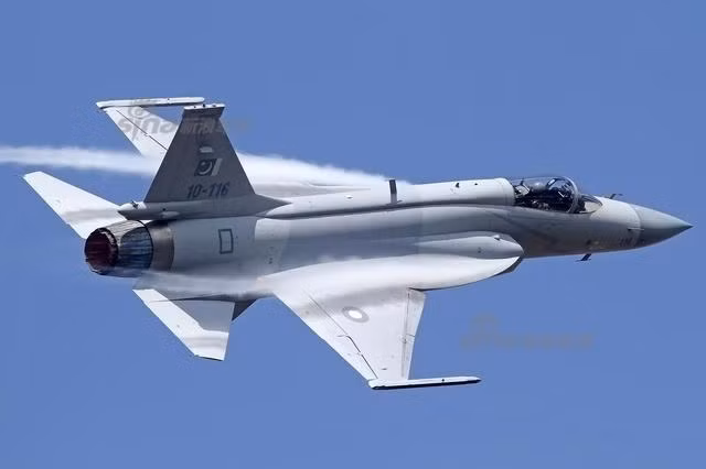 Hiện tại trên thế giới có ba nước đang sử dụng JF-17 bao gồm Myanmar, Nigeria và Pakistan. Phía Trung Quốc tập trung nghiên cứu và chế tạo JF-17 chỉ để xuất khẩu, không sử dụng hoặc sử dụng rất ít và không chính thức trong biên chế của mình. Nguồn ảnh: Sina.