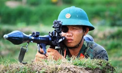 Tới nay, RPG-7 hay B41 vẫn được sử dụng trong biên chế của Quân đội Việt Nam như một vũ khí chống tăng tiêu chuẩn, bên cạnh sự góp mặt của khẩu M-79. Nguồn ảnh: BDV.