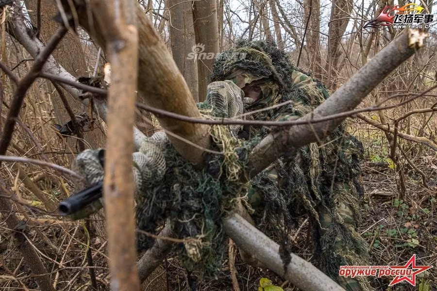Một người sẽ làm nhiệm vụ bắn chính, người còn lại, làm các nhiệm vụ tính toán tham số như độ xa, hướng gió và phòng vệ. Nguồn ảnh: Arms-Expo.