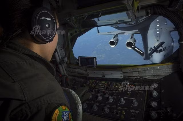 Số giờ bay trung bình của các phi công quân sự Mỹ hiện đang là nhiều nhất thế giới với khoảng 250 tới 300 giờ bay mỗi năm. So với lực lượng phi công Nga vốn chỉ có khoảng 50 tới 100 giờ bay mỗi năm, rõ ràng phi công Mỹ được "luyện" nhiều hơn nhiều. Ảnh: Sĩ quan cơ giới của Không quân Mỹ thực hiện điều khiển vòi phun để tiếp liệu trên không cho một chiếc C-17. Nguồn ảnh: Sina.