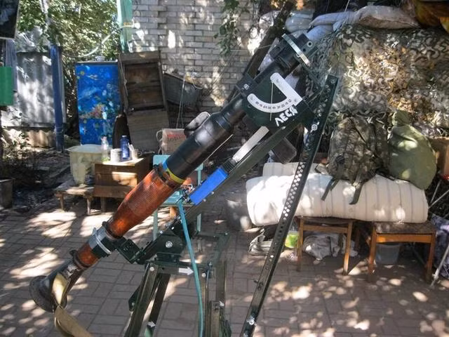 Loại vũ khí phóng loạt này được phía Ukraine chế tạo theo cách thức rất đơn giản, đó là tập trung nhiều khẩu RPG-7 lại với nhau tạo thành một dàn phóng có số lượng đầu đạn đủ lớn để tạo được độ tập chung hỏa lực lớn. Nguồn ảnh: Sina.