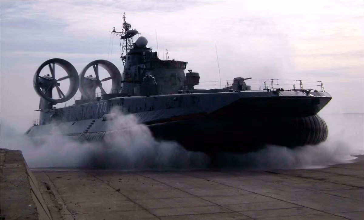 Thậm chí, phía Trung Quốc còn được Ukraine chuyển giao công nghệ và hiện đang tự đóng hai tàu đệm khí loại này cho hải quân nước mình. Do đó nếu muốn có sớm các tàu Zubr Nga hoàn toàn có thể nhờ đến Trung Quốc, quốc gia từng cầu cạnh Nga trong từng hợp đồng vũ khí trong quá khứ. Nguồn ảnh: Almaz.