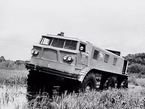 Cái giá cho khả năng vượt địa hình vượt trội của xe tải ZIL-E-167 đó chính là mức độ "uống xăng" của con quái vật này. Cụ thể, nếu di chuyển trên đường bằng phẳng, ZIL-E-167 có thể tốn tới 100 lít cho mỗi 100 km. Nguồn ảnh: Autozer.