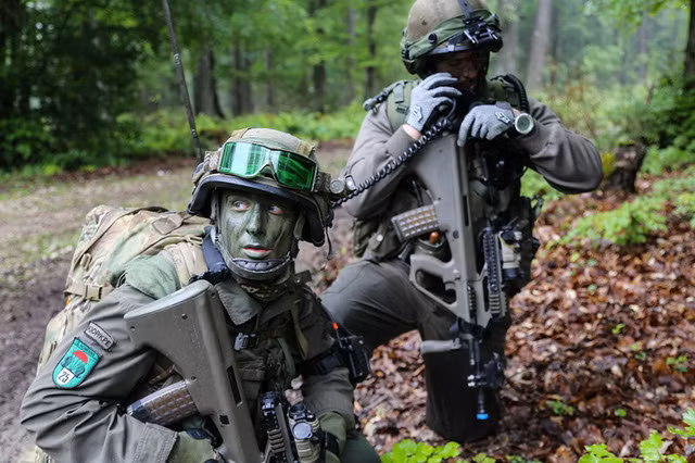 Phiên bản AUG súng trường tấn công sử dụng cỡ đạn 5,56x45mm chuẩn NATO đi kèm với hộp tiếp đạn từ 30 tới 45 viên. Tốc độ bắn của khẩu súng này tương đương với súng trường tấn công AK-47, vào khoảng 700 tới 750 viên/phút. Nguồn ảnh: Guns.