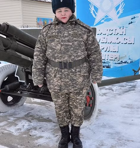 Nữ binh sĩ bệ vệ và tự tin bên một khẩu pháo.