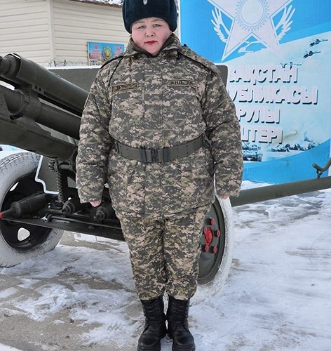 Nữ binh sĩ bệ vệ và tự tin bên một khẩu pháo.