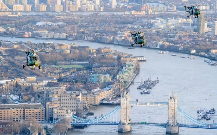Đoàn trực thăng Lynx bay trên sông Thames ở London.