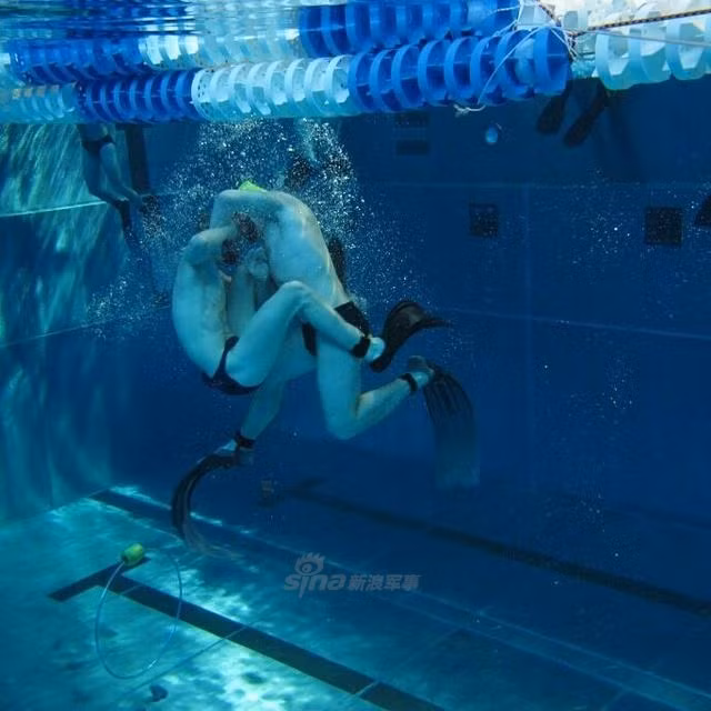 Thông thường, mỗi hiệp vật dưới nước chỉ kéo dài khoảng một phút trước khi có ai đó đầu hàng. Các trọng tài sẽ phải hết sức chú ý tới cả hai người thi đấu để tránh tai nạn đáng tiếc xảy ra. Nguồn ảnh: Sina.