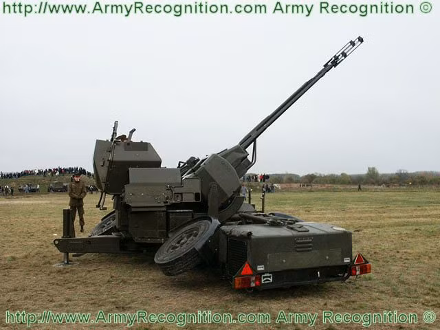 Sử dụng cỡ đạn 35x228 mm, pháo phòng không Oerlikon NDF của Thụy Sĩ hiện nay được coi là loại pháo tốt nhất, hiện đại nhất thế giới với phiên bản mới nhất được tự động hóa gần như hoàn toàn, chỉ cần tới một tổ đội pháo thủ từ 2-3 một người vận hành. Nguồn ảnh: Armyrecognition.