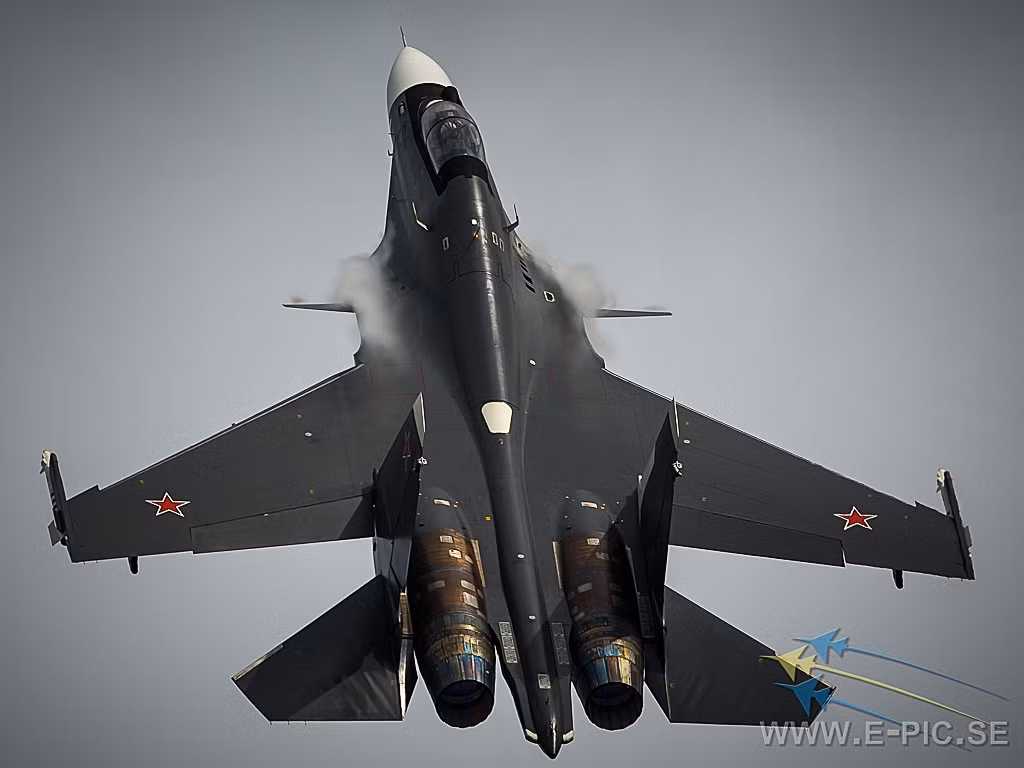 Nhiều chuyên gia quân sự nhận định, Su-30SM sở hữu các tính năng chiến đấu không hề thua kém Su-35 nhưng lại có giá thành dễ chịu hơn hẳn. Do đó nó phù hợp với thị trường xuất khẩu hơn Su-35. Nguồn ảnh: Airforce.