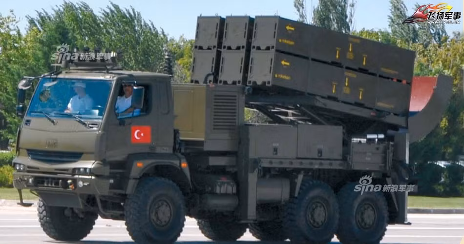 Hệ thống tên lửa HISAR-O được đặt trên khung gầm xe tải Mercedes-Benz với tổng cộng 6 ống phóng. Trong khi hệ thống HISAR-A được đặt trên khung gầm xe FNSS ACV-30 với bốn ống phóng. Nguồn ảnh: Sina.