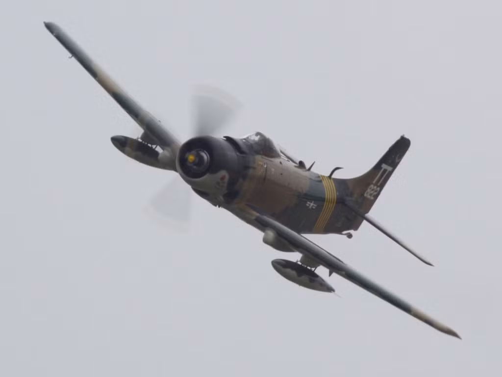 A-1 Skyraider. Nếu Hải quân Mỹ muốn tìm một máy bay hỗ trợ hỏa lực tầm thấp, A-1 là lựa chọn lý tưởng. Năm 2017, 4 mẫu máy bay cánh quạt đã cất cánh trong chương trình OA-X nhằm tìm kiếm ứng viên thay thế cho A-10 Warthog trong nhiệm vụ hỗ trợ hỏa lực tầm gần. Ảnh: Flickr.