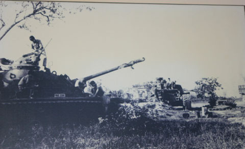 Bộ đội ta đang sửa chữa lại xe tăng địch mới thu được làm chiến lợi phẩm để sẵn sàng "dùng vũ khí địch đánh lại địch". Nguồn ảnh: Vietbao.