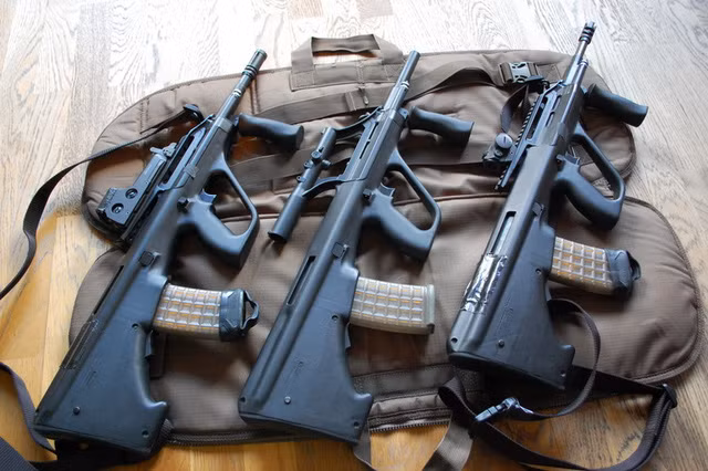 Ở phiên bản tiêu chuẩn, súng trường tấn công AUG có chiều dài nòng súng 790 mm, đây là chiều dài cực lớn nếu so với các loại súng trường tấn công phổ thông khác như AK-47 hay M16 phổ biến cùng thời. Nguồn ảnh: Guns.