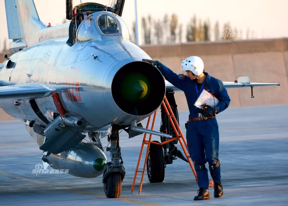 J-7 có chiều dài 14,8 mét, sải cánh 8 mét và có diện tích cánh 24,88 mét vuông, kết hợp với động cơ Liyang Wopen-13F do Trung quốc sản xuất, chiếc máy bay có trọng lượng rỗng 5,2 tấn này có khả năng cất cánh với trọng lượng tối đa khoảng 7,5 tấn. Nguồn ảnh: Sina.