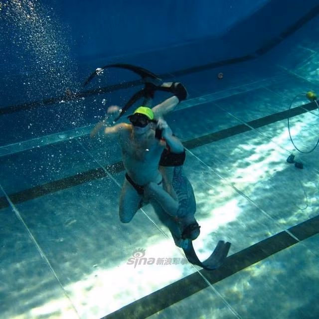 Để có thể theo dõi được cuộc thi đấu này, người xem cũng cần phải... lặn xuống nước để quan sát.. Nguồn ảnh: Sina.