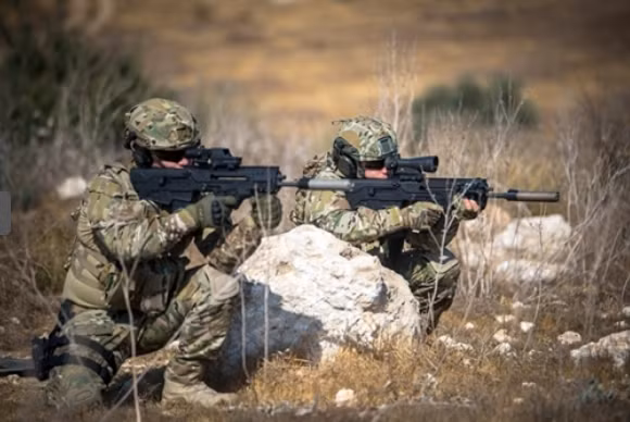 Trang Army Recognition dẫn nguồn tin từ Nhà sản xuất Israel Weapon Industries (IWI) cho biết, TAVOR 7 AR là kiểu mới nhất trong dòng súng trường TAVOR Bullpup Rifle cực kỳ thành công. Theo giới thiệu của IWI, súng trường TAVOR 7 AR sử dụng cỡ đạn 7.62X51mm, chiều dài 723 mm và cân nặng 4.1Kg chưa bao gồm băng đạn.