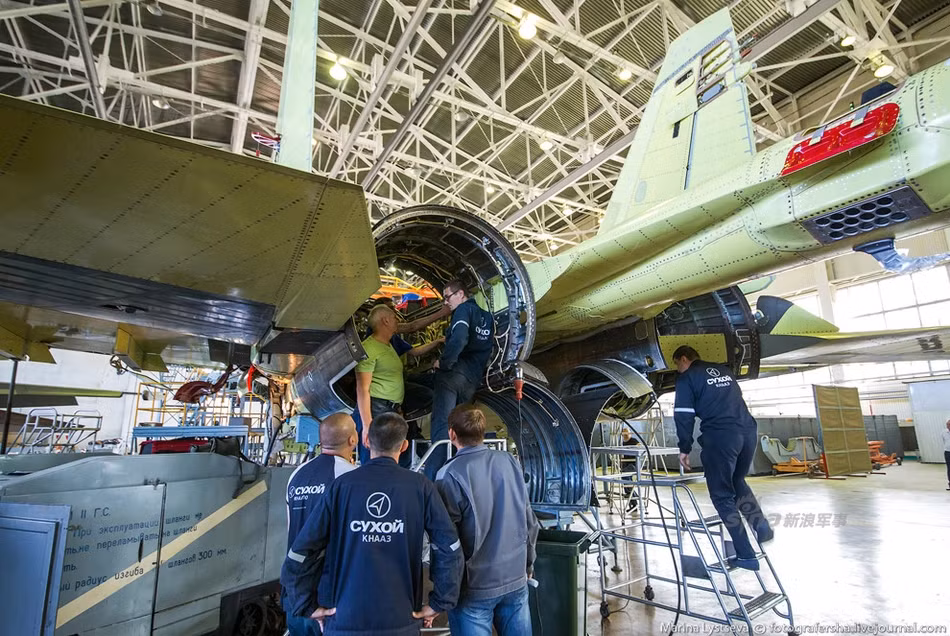 Bản thân giá trị của mỗi máy bay chiến đấu Nga giao dộng từ 30-50 triệu USD tùy chủng loại. Hình ảnh bên trong nhà máy lắp ráp chiến đấu cơ Su-34 và Su-35 của Nga tại vùng Komsomolsk-na-Amure. Nguồn ảnh: Marina Lystseva.