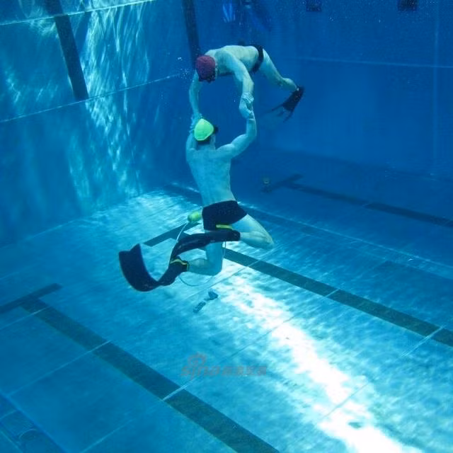 Đấu vật dưới nước trông có vẻ sẽ rất buồn cười vì những người lính này cử động chậm hơn nhiều so với trên đất liền bên cạnh đó cũng khá khó để có thể nắm giữ được đối phương khi ở dưới nước. Nguồn ảnh: Sina.