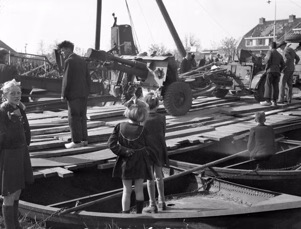 Binh lính Canada dựng cầu phao để đưa các thiết bị hạng nặng vượt sông. Người dân và du kích Hà Lan đã giúp đỡ rất nhiều cho quân đội Canada và đồng minh đến giải phóng họ, nhất là trong việc chỉ điểm các căn cứ, cứ điểm phòng thủ vững chắc của quân Đức. Nguồn ảnh: Flickr.